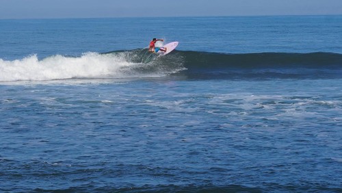 Peserta lomba peselancar yang sedang beraksi di menaklukan ombak di pantai Medewi, Kecamatan Pekutatan, Kabupaten Jembrana Bali, Sabtu (13/8/2022)