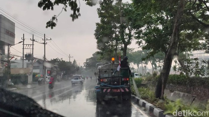 Petugas DLH Surabaya siram tanaman saat hujan