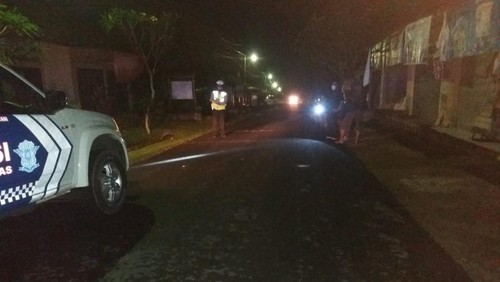 Petugas Kepolisian melakukan olah TKP di lokasi tabrakan antara mobil Suzuki Ertiga dan Yamaha NMAX, di jalan jurusan Marga-Baturiti, Marga, pada Jumat (12/8/2022) malam.