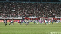 Pemain Timnas dan official meluapkan kegembiraannya usai Timnas Indonesia dipastikan menjuarai Piala AFF U-16. Foto: Pius Erlangga/detikJateng