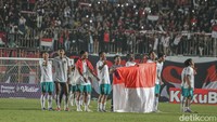 Para pemain Timnas Indonesia membentangkan bendera merah putih usai memastikan diri sebagai juara Piala AFF U-16. Foto: Pius Erlangga/detikJateng