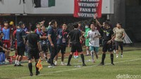 Wasit asal Laos, Xaypaseuth Phongsani, memberikan kartu merah kepada Pelatih Vietnam Nguyen Quoc Tuan yang protes karena pemain Indonesia banyak membuang bola untuk mengulur waktu. Foto: Pius Erlangga/detikJateng