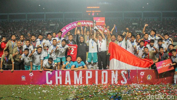 Timnas Indonesia U-16 jadi juara Piala AFF U-16 2022 dengan membungkam Vietnam 1-0. Bagi masyarakat Indonesia, ini sungguh menjadi kado yang indah untuk HUT ke-77 Kemerdekaan Republik Indonesia! Bravo tim Garuda Asia!