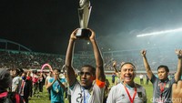 Pemain Timnas Indonesia U-16 mengangkat Piala AFF U-16 didampingi Ketum PSSI Mochamad Iriawan atau Iwan Bule. Foto: Pius Erlangga/detikJateng