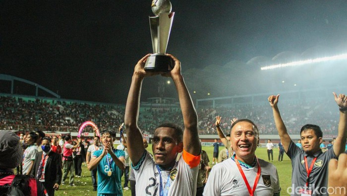 Timnas Indonesia U-16 jadi juara Piala AFF U-16 2022 dengan membungkam Vietnam 1-0. Bagi masyarakat Indonesia, ini sungguh menjadi kado yang indah untuk HUT ke-77 Kemerdekaan Republik Indonesia! Bravo tim Garuda Asia!
