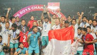 Netizen Soroti Iwan Bule Ikutan Angkat Trofi Piala AFF U-16