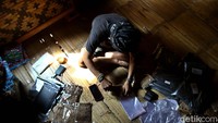 Penjualan dengan internet ini membuat jangkauannya semakin luas ke seluruh Indonesia. Sekadar informasi suku Baduy terbagi dua menjadi Baduy Luar dan Baduy Dalam. Di Baduy Luar, warganya boleh menggunakan barang elektronik dan bisa menggunakan alat transportasi di luar sana.