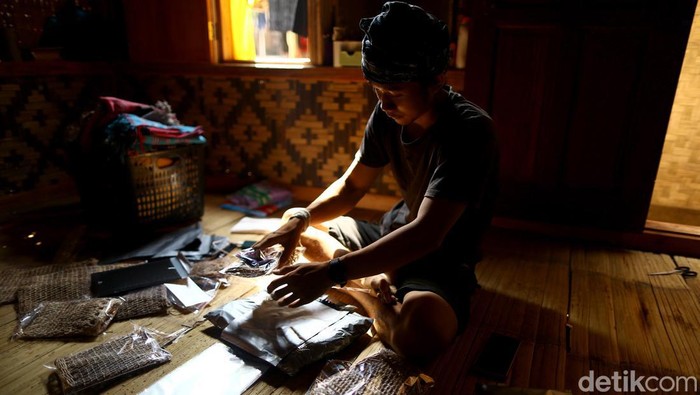 Akbar Fadilah adalah satu dari sebagian kurir TIKI yang bertugas mengirimkan paket barang hingga ke daerah pedalaman seperti Baduy Dalam dan Baduy Luar. Begini kiprahnya.