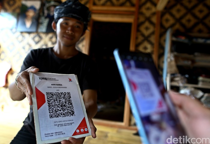 Akbar Fadilah adalah satu dari sebagian kurir TIKI yang bertugas mengirimkan paket barang hingga ke daerah pedalaman seperti Baduy Dalam dan Baduy Luar. Begini kiprahnya.