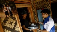 Sarka mengungkapkan, untuk pengiriman biasanya dia memanfaatkan jasa jemput paket, hal ini untuk mempermudah penjualan. Salah satunya dari TIKI yang menyediakan jasa jemput paket tanpa biaya tambahan. Biasanya Sarka menghubungi pihak TIKI dan janjian mengatur waktu untuk penjemputan barang yang akan dikirim kepada pembeli.