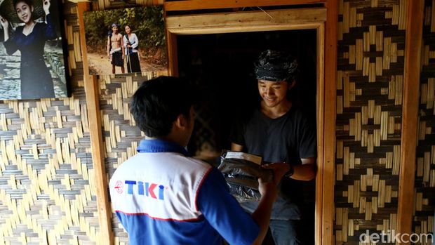 Akbar Fadilah adalah satu dari sebagian kurir TIKI yang bertugas mengirimkan paket barang hingga ke daerah pedalaman seperti Baduy Dalam dan Baduy Luar. Begini kiprahnya.