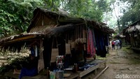 Sisanya ia harus berjalan kaki menuju perkampungan Baduy Luar. Biasanya ia mengirimkan paket ke sekitar Baduy itu dengan jadwal seminggu dua kali pada Senin dan Kamis. 