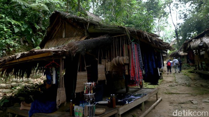 Akbar Fadilah adalah satu dari sebagian kurir TIKI yang bertugas mengirimkan paket barang hingga ke daerah pedalaman seperti Baduy Dalam dan Baduy Luar. Begini kiprahnya.