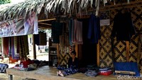 Rumah panggung milik warga Baduy Luar mulai terlihat berjejer, orang-orang Baduy pun menyambut ramah dengan senyuman dan sapaan kepada warga yang datang. Seperti ini salah satunya.