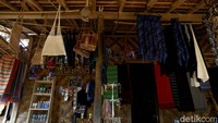 Harga suvenir handmade yang ditawarkan mulai dari Rp 35 ribu hingga Rp 200 ribu ini tergantung dari ukuran dan motif. Ada juga kain tenun yang dibanderol mulai dari Rp 50 ribu hingga Rp 1,5 juta. Tergantung dari ukuran dan lamanya pembuatan.