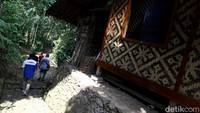 Semua yang ada di desa Baduy Luar ini dilakukan secara tradisional. Meskipun sudah ada HP yang bisa digunakan, tapi listrik tetap tak boleh ada. Semua orang yang ada dan masuk Baduy harus berjalan kaki untuk sampai ke alamat tujuan.