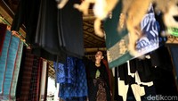 Hampir sebagian besar di depan rumah mereka banyak kain-kain dan pernak-pernik yang dipajang. Tak cuma itu ada juga madu, kopi sampai gula aren yang dijajakan dan bisa untuk dibeli oleh para wisatawan.