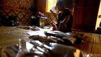 Salah satu pebisnis dari Baduy Luar yang kami sambangi kala itu adalah Ako Sarka. Ia pun menceritakan dirinya menjual berbagai cinderamata Baduy tak cuma di depan rumahnya, tapi juga di ecommerce dan media sosial.