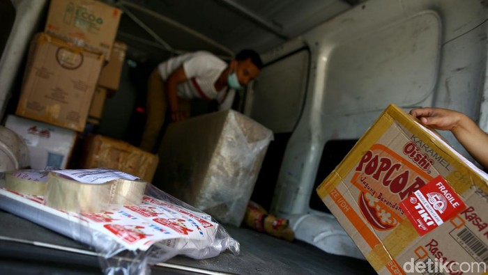 Potret Perjuangan Kurir Paket di Desa Pedalaman Akbar Fadilah adalah satu dari sebagian kurir TIKI yang bertugas mengirimkan paket barang hingga ke daerah pedalaman seperti Baduy Dalam dan Baduy Luar. Begini kiprahnya.