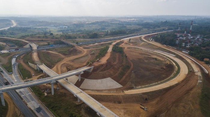 Foto udara pembangunan Jalan Tol Jakarta-Cikampek (Japek) 2 Selatan di Purwakarta, Jawa Barat, Jumat (12/8/2022). Proses pembangunan Tol Japek Selatan sepanjang 27,85 km untuk seksi 3 ruas Sadang-Taman Mekar progres pembangunan telah mencapai 78,10 persen dan ditargetkan dapat selesai 2023. ANTARA FOTO/ Fakhri Hermansyah/rwa.
