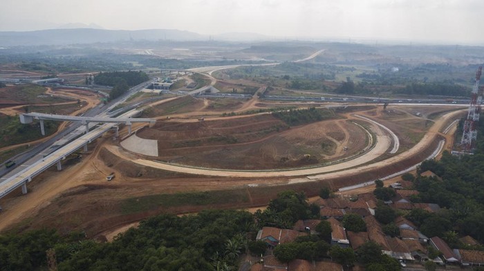 Foto udara pembangunan Jalan Tol Jakarta-Cikampek (Japek) 2 Selatan di Purwakarta, Jawa Barat, Jumat (12/8/2022). Proses pembangunan Tol Japek Selatan sepanjang 27,85 km untuk seksi 3 ruas Sadang-Taman Mekar progres pembangunan telah mencapai 78,10 persen dan ditargetkan dapat selesai 2023. ANTARA FOTO/ Fakhri Hermansyah/rwa.