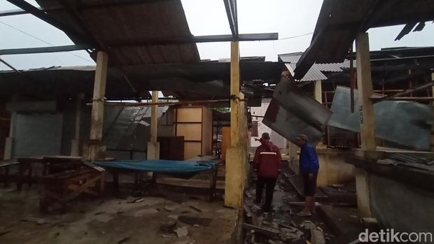 Kondisi pasar di Desa Undaan Kidul, Kudus yang diterjang angin puting beliung, Sabtu (13/8/2022).