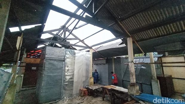 Kondisi pasar di Desa Undaan Kidul, Kudus yang diterjang angin puting beliung, Sabtu (13/8/2022).