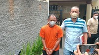 Rahmat dihadirkan saat pemaparan kasus pembunuhan bocah SD di Deli Serdang. Terlihat tangan Rahmat diborgol oleh polisi (Goklas Wisely/detikSumut)