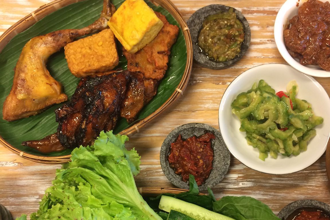Jangan Kalap! 5 Warung Makan Sunda Prasmanan Ini Punya Puluhan Lauk