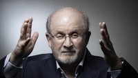 Putra Rushdie, menyebut sang ayah mengucap beberapa kata setelah ventilator dilepas. Kami sangat lega kemarin dia melepas ventilator dan oksigen tambahan dan bisa mengucapkan beberapa patah kata, tulis Zafar Rushdie di Twitter. (Foto: AFP/JOEL SAGET)