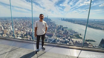 Mengabadikan momen di The Edge, gedung tertinggi di New York, saat tengah hari. Foto: Agus Tri Haryanto/detikINET