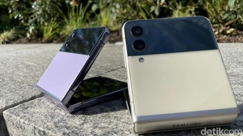 Secara tampilan mirip dengan Z Flip 3, namun Samsung membuat tepian Galaxy Z Flip 4 lebih persegi dan rata.Foto: Agus Tri Haryanto/detikINET