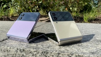 Keduanya memiliki kamera ganda di bagian luar berukuran 12 megapiksel - terdiri dari lensa wide dengan aperture f/1.8 dan lensa ultra wide dengan f/2.2 bukaan. Bedanya kamera utama di bagian luar Flip 4 diklaim 65 persen lebih terang, semula 1,4µm piksel ke 1,8µm piksel.