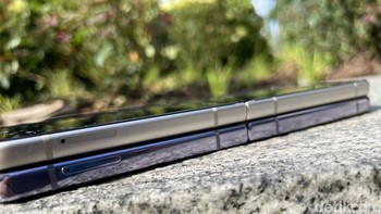 Samsung turut membekali Z Flip 4 dengan pengisian kabel 25W yang akan menawarkan pengisian 50 persen dalam 30 menit. Z Flip 4 dan Z Flip 3 keduanya memiliki pengisian nirkabel. Foto: Agus Tri Haryanto/detikINET