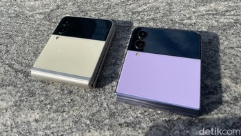 Ini Galaxy Z Flip 3 (kuning) dan Z Flip 4 (ungu). Foto: Agus Tri Haryanto/detikINET