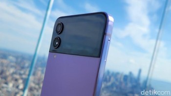 Memotret saudaranya, Galaxy Flip 4 5G. Foto: Agus Tri Haryanto/detikINET