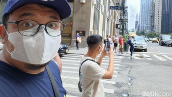 Kamera depan di bagian luar dan dalam Galaxy Z Fold 4 masih sama seperti pendahulunya, yakni 10 MP untuk kamera depan di layar kedua dan kamera 4 MP di layar utama yang kembali menggunakan teknologi kamera bawah layar (UDC). Foto: Agus Tri Haryanto/detikINET