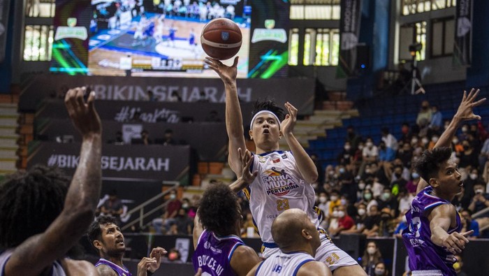 Pebasket Satria Muda Pertamina Jakarta Avan Seputra (tengah) melempar bola yang dihadang sejumlah pebasket Amartha Hangtuah Jakarta saat pertandingan Playoff Liga Bola Basket Indonesia (IBL) Tokopedia 2022 di Gor C-Tra Arena, Bandung, Jawa Barat, Sabtu (13/8/2022). Satria Muda Pertamina Jakarta berhasil mengalahkan Amartha Hangtuah Jakarta dengan skor 88-86. ANTARA FOTO/M Agung Rajasa/nym.