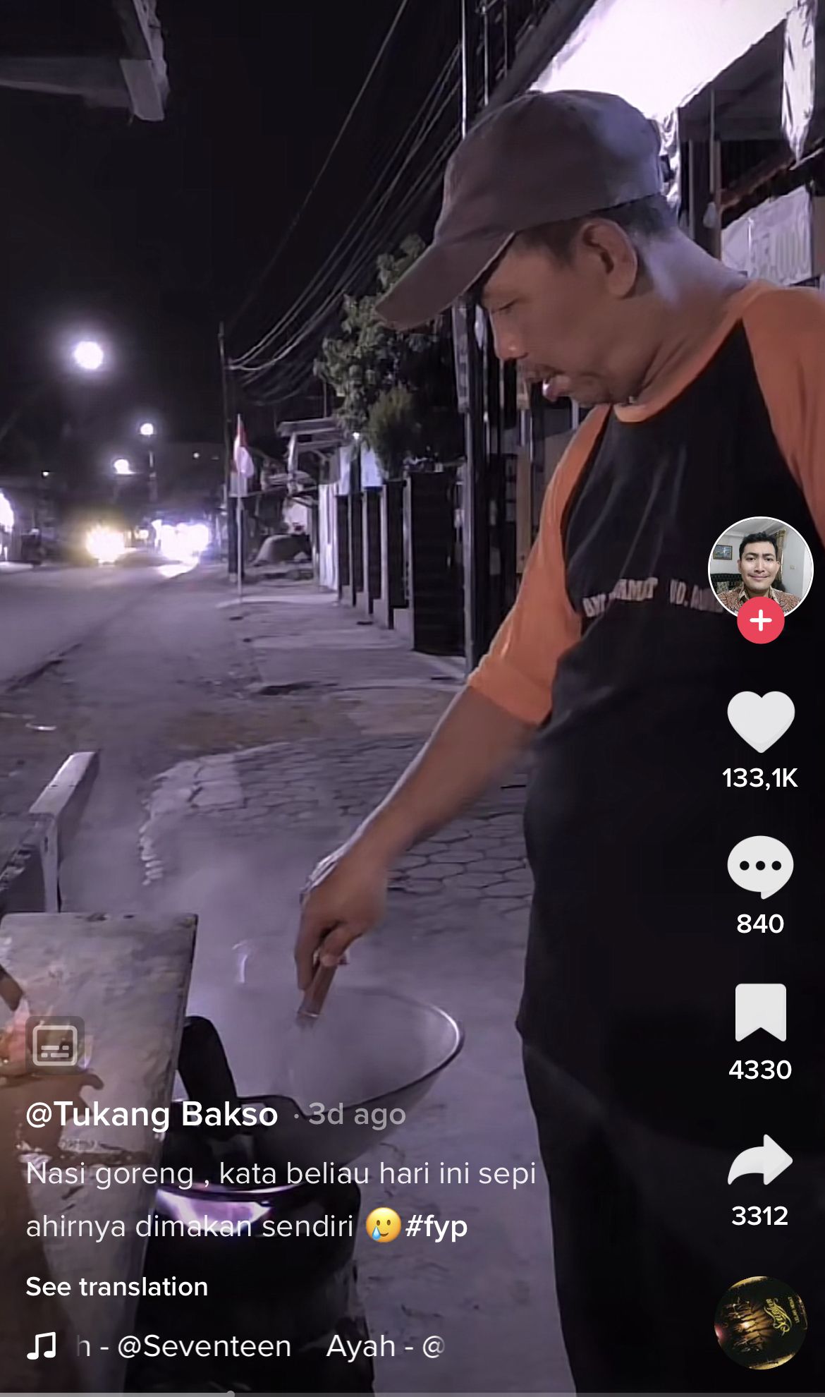 Sepi Pembeli, Penjual Nasi Goreng Ini Makan Jualannya Sendiri.
