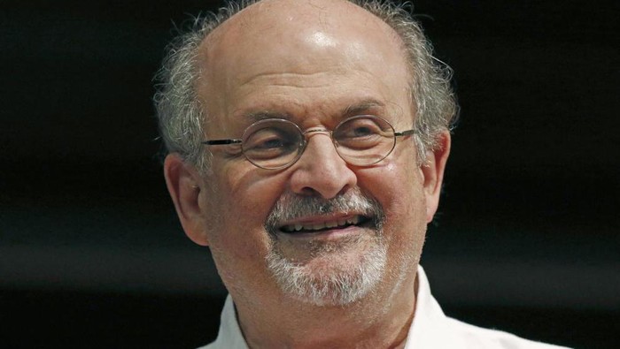 Siapa Salman Rushdie? Salman Rushdie merupakan novelis yang ditusuk oleh orang tak dikenal di New York, Amerika Serikat (AS).