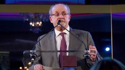 Aksi Sadis Hadi Matar Tusuk Salman Rushdie Berkali-kali