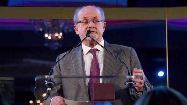 Siapa Salman Rushdie? Salman Rushdie merupakan novelis yang ditusuk oleh orang tak dikenal di New York, Amerika Serikat (AS).