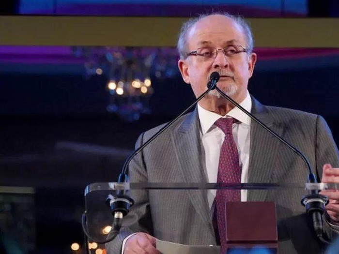 Siapa Salman Rushdie? Salman Rushdie merupakan novelis yang ditusuk oleh orang tak dikenal di New York, Amerika Serikat (AS).