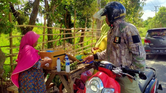 Siti Aminah (52) penjual tuak manis, minuman tradisional Dompu yang dipercaya dapat mengobati berbagai macam penyakit.
