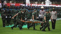 Prajurit TNI membantu rekannya yang sakit.