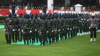 Prajurit TNI berbaris saat mengikuti gladi kotor upacara peringatan HUT ke-77 kemerdekaan RI di halaman Istana Merdeka, Jakarta, Sabtu (13/8/2022).