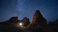 Fenomena alam tersebut menerangi langit malam di kawasan bentang alam Eboliang Yardang.
