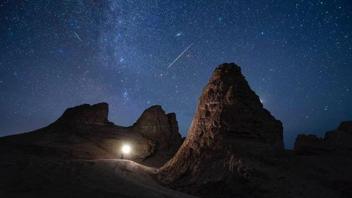 Fenomena hujan meteor Perseid terjadi di langit China, tepatnya di kawasan Prefektur Otonomi Mongolia, Provinsi Qinghai. Sumpah keren banget gaes.