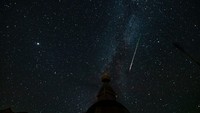 Nah, dini hari tadi, Sabtu (13/8) hujan meteor ini juga terlihat jelas.