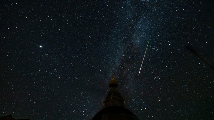 Fenomena hujan meteor Perseid terjadi di langit China, tepatnya di kawasan Prefektur Otonomi Mongolia, Provinsi Qinghai. Sumpah keren banget gaes.